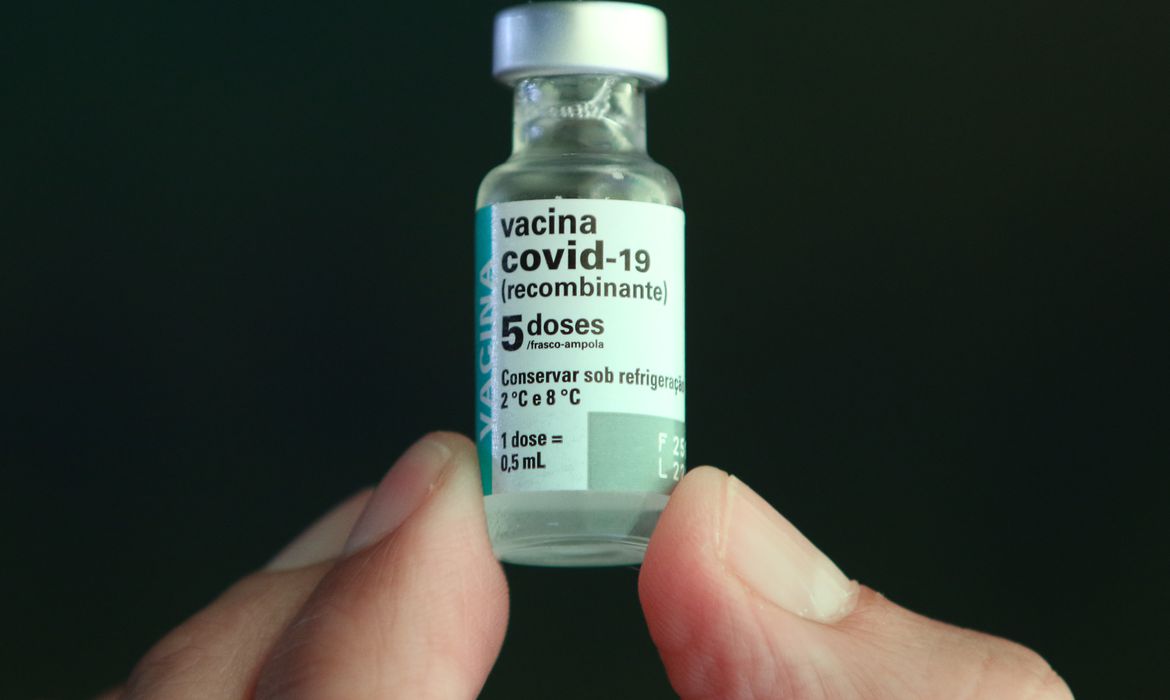 Covid-19: Brasil registra 662,6 mil mortes e 30,3 milhões de casos