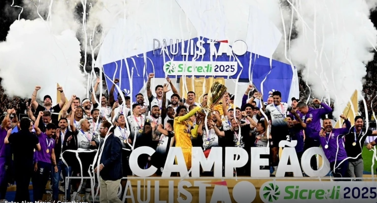 Corinthians supera eliminação e política conturbada para coroar boa fase com título
