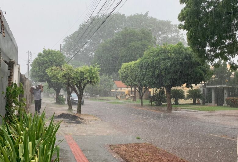 Apesar do alerta de tempestade, chuva chega calma em Dourados