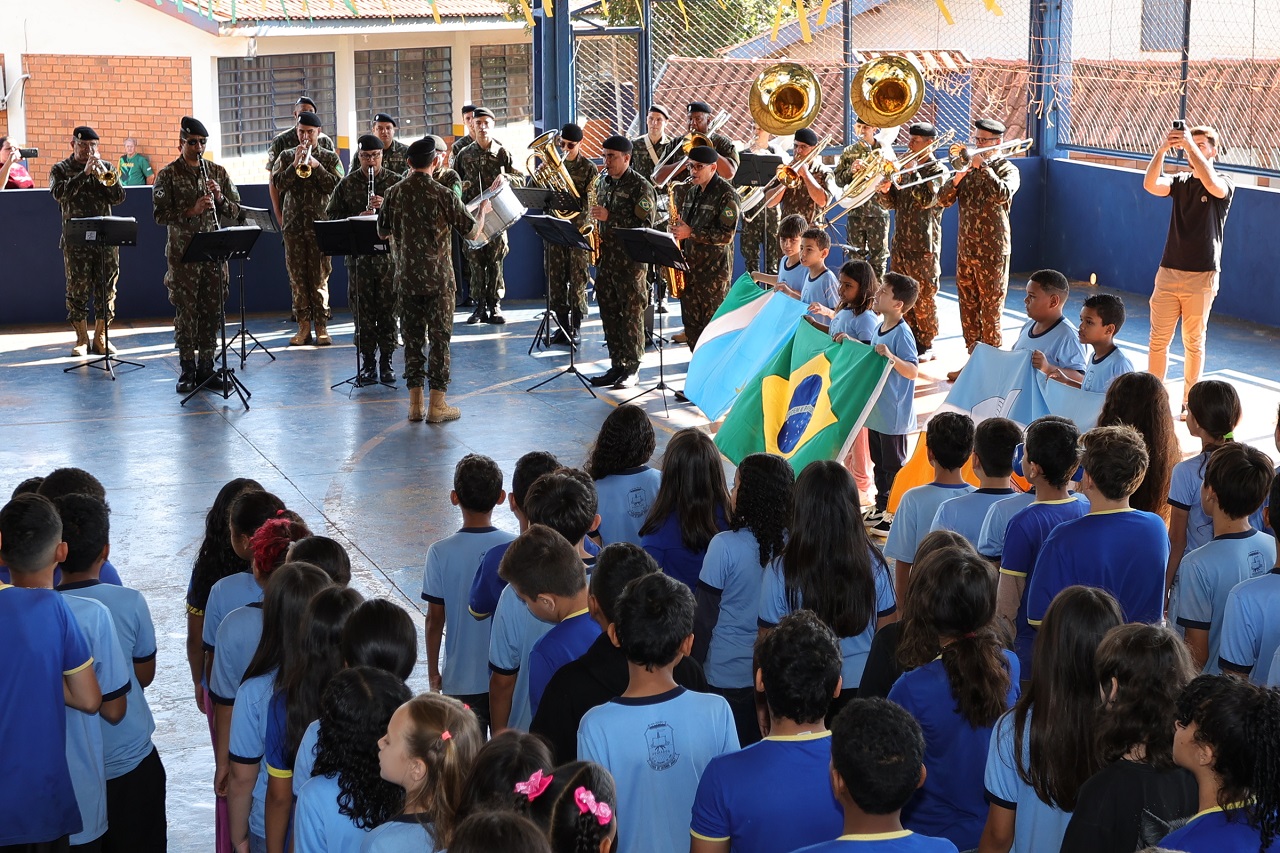 Dourados: Escola Iria Lúcia promove atividades cívicas com banda da Brigada Guaicurus
