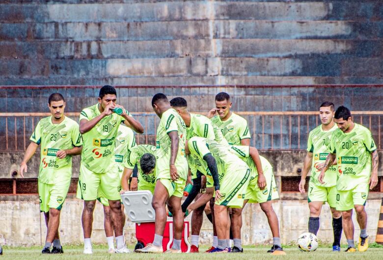 Após vitória e liderança, Dourados AC encara o Coxim nas quartas de final do Estadual