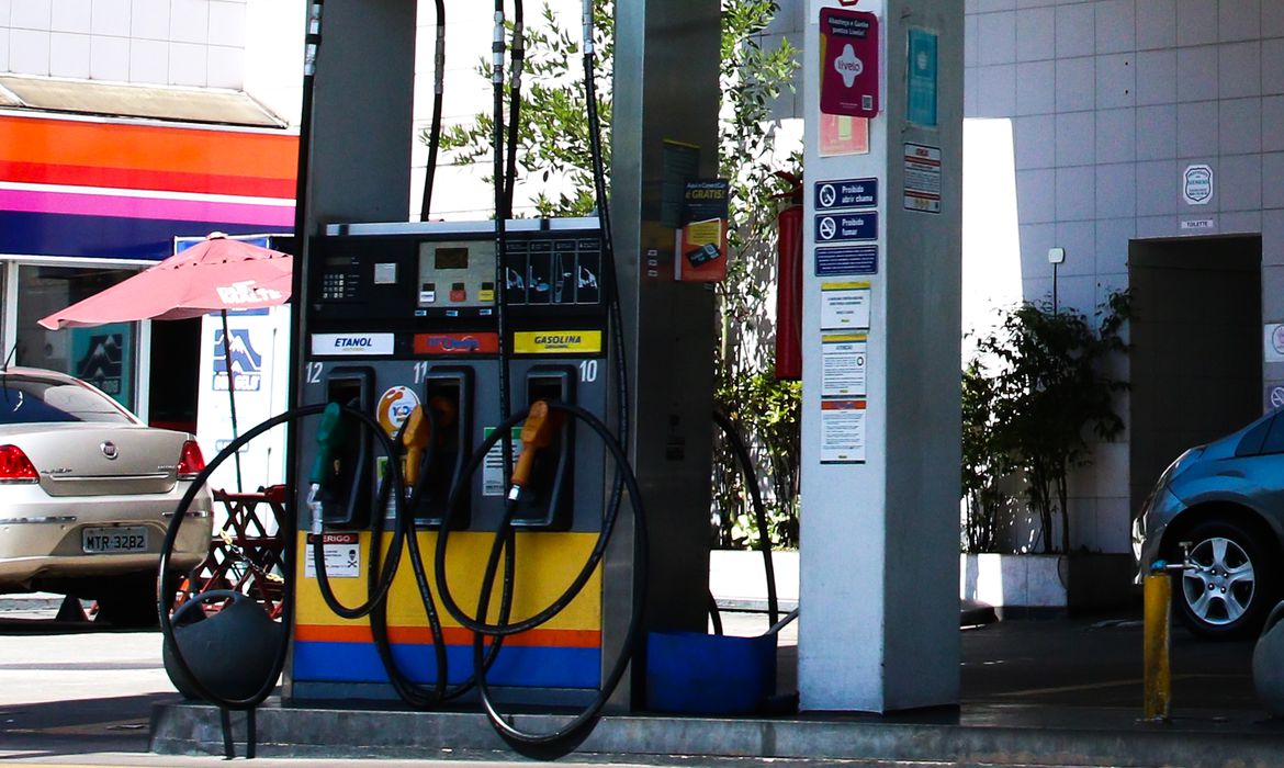 Governo de São Paulo reduz imposto sobre a gasolina