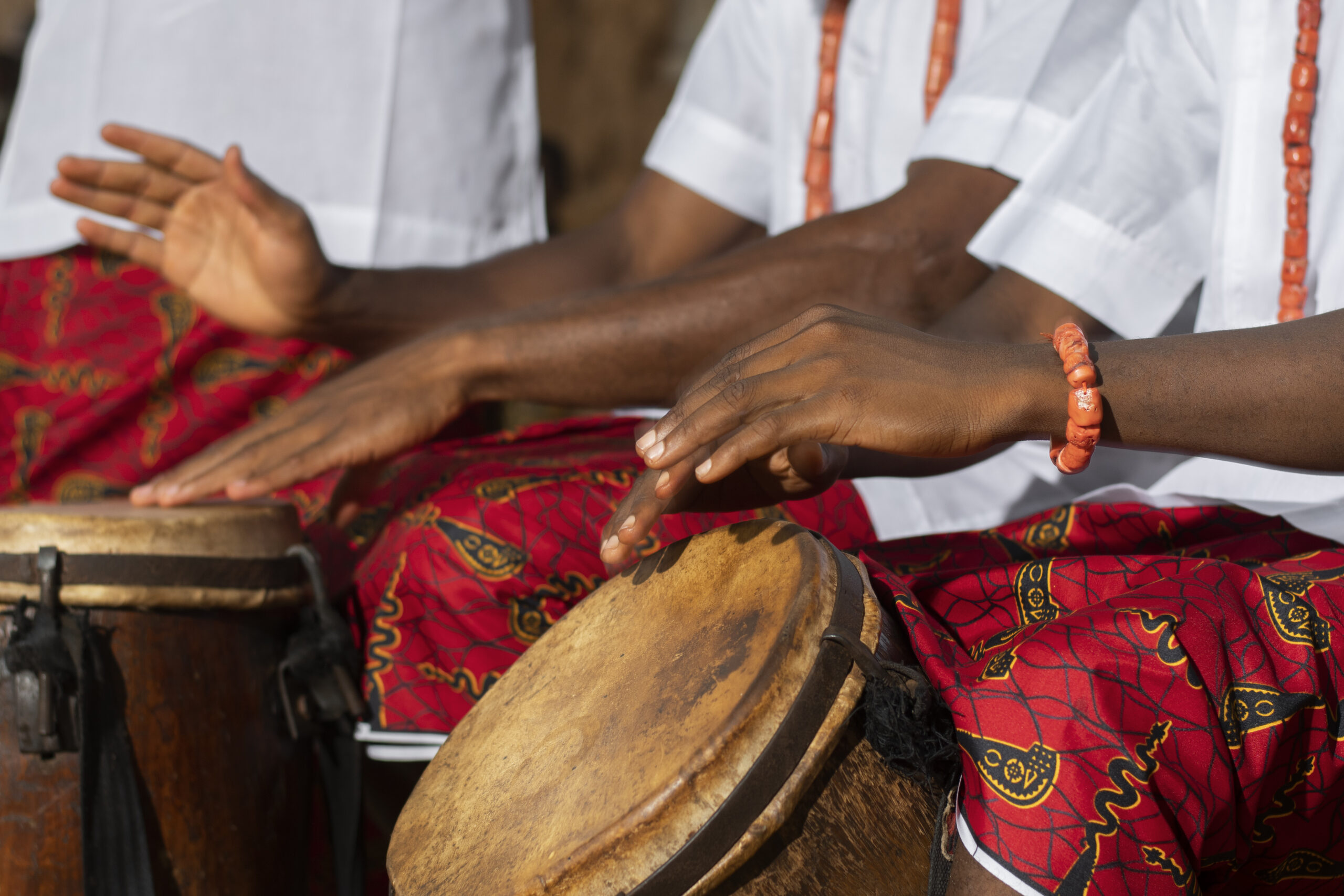 Relembrar as raízes significa valorizar nosso país: conheça artistas afro-brasileiras que ressaltam a cultura africana