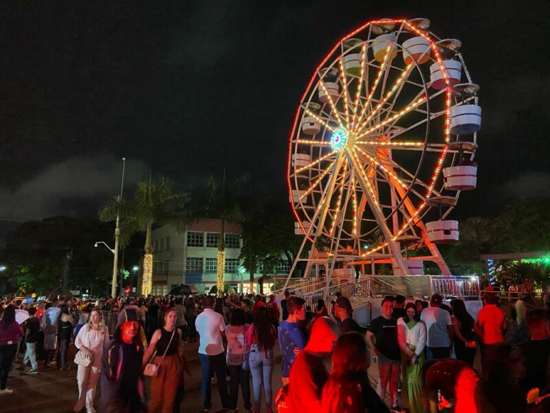 Sucesso no Dourados Brilha, Roda Gigante segue até esta sexta-feira na Praça Antônio João