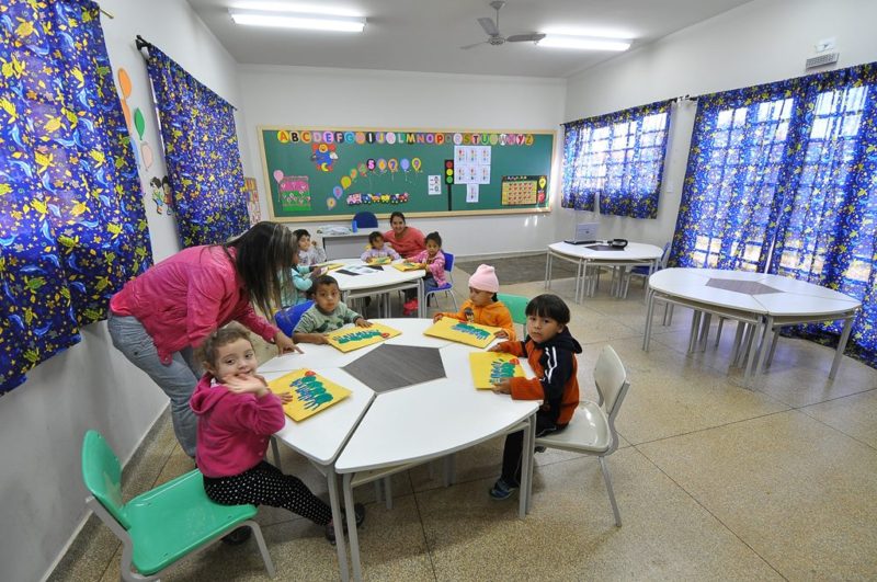 Com aumento, Dourados cumpre o piso e reajuste de professores chega a 24% em dois anos