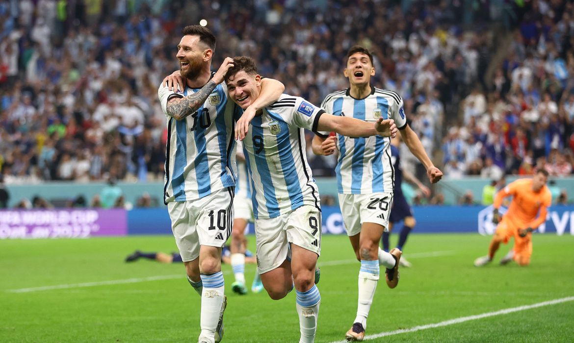 Esportes Com brilho de Messi e Álvarez, Argentina chega à final da Copa