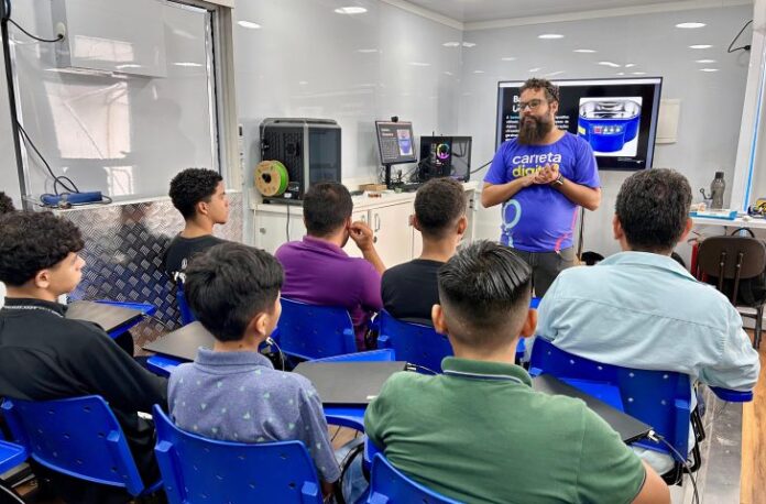 Cidadania: Carreta Digital vira sala de aula em MS para ensinar juventude indígena