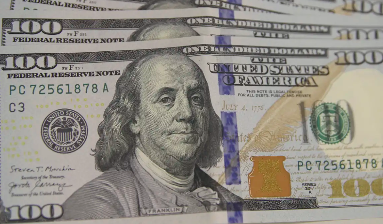 Dólar aproxima-se de R$ 5 após anúncio de nova política industrial