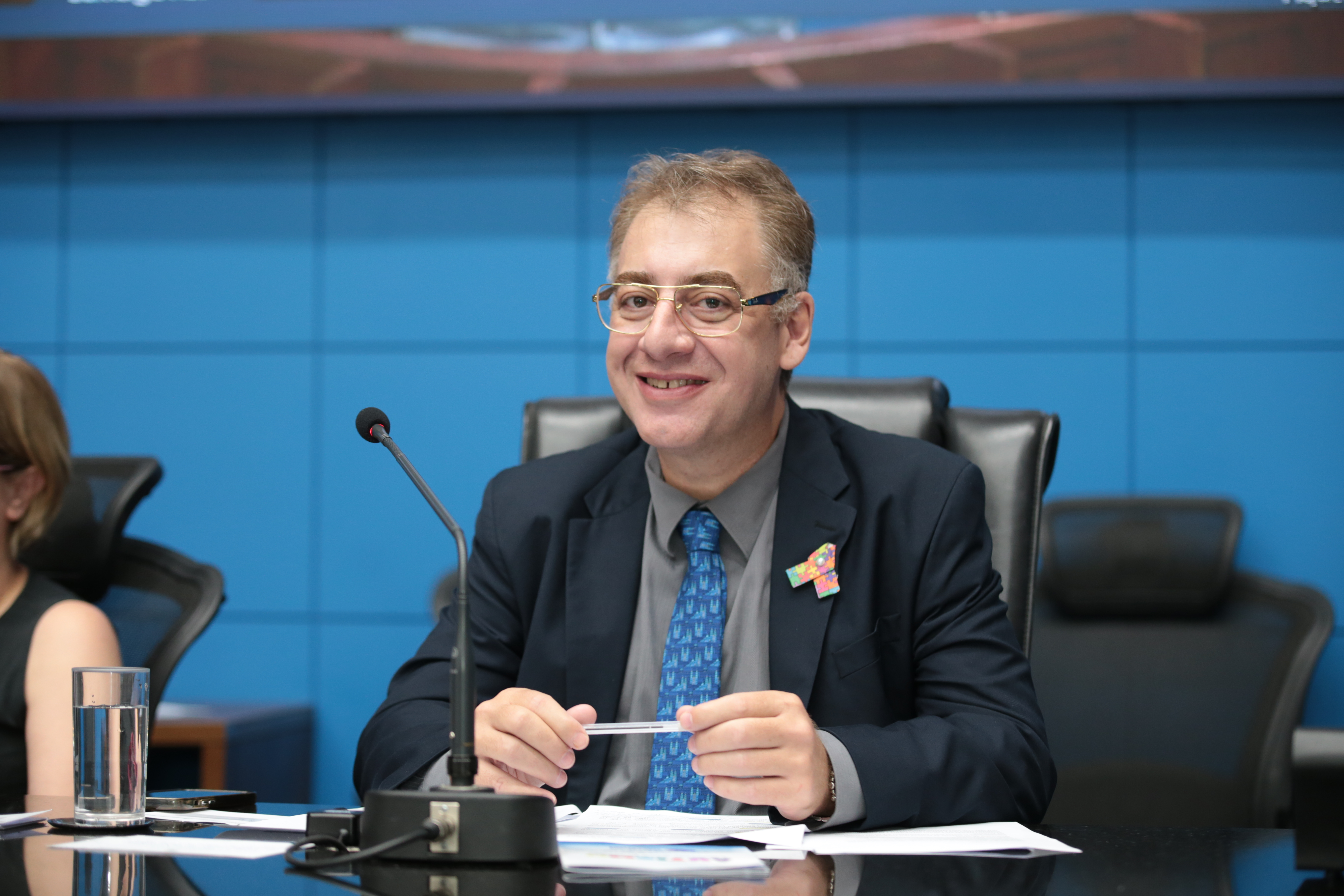 Riedel sanciona lei de Neno Razuk que substitui sirenes por músicas em escolas para proteção de alunos com transtornos sensoriais