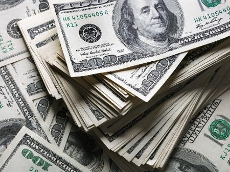 Dólar fecha em queda antes de inflação nos Estados Unidos
