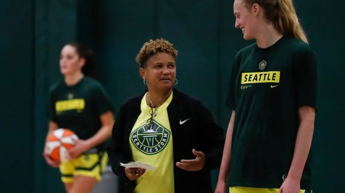 Conectada com o Brasil, Pokey Chatman almeja nova onda no basquete