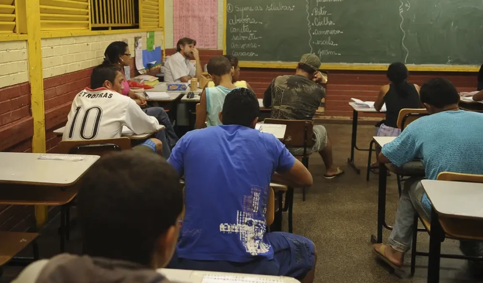MEC cria programa de apoio a escolas públicas com aulas noturnas