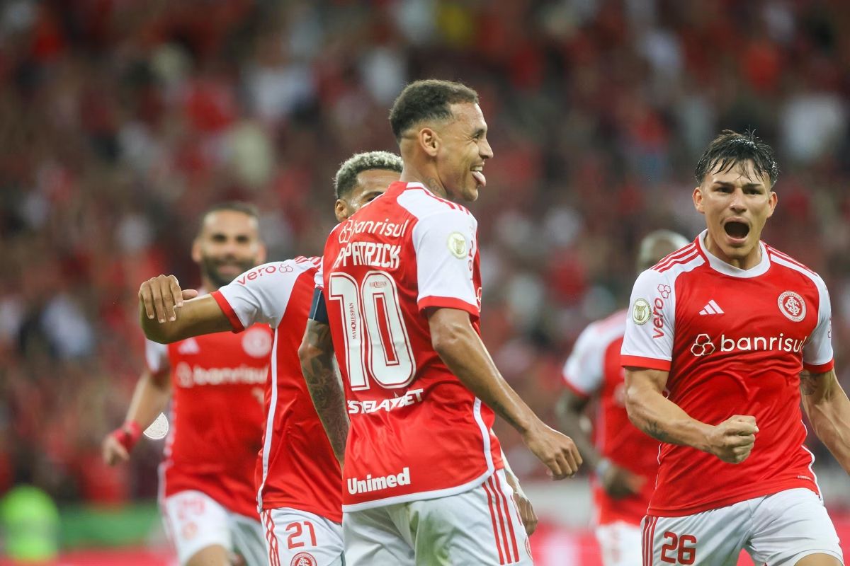 Internacional bate o Vitória e completa oito jogos sem perder no Brasileirão