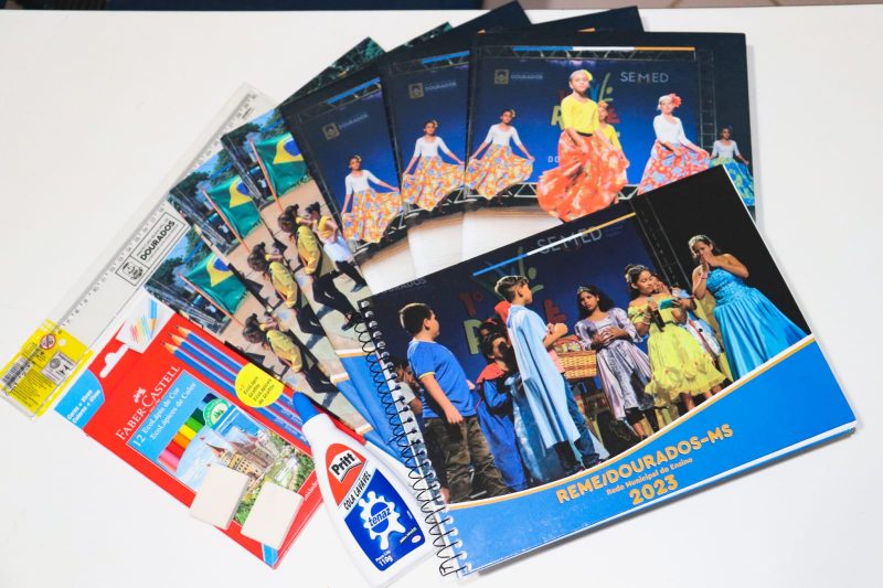 Prefeitura de Dourados inova e entrega kit escolar personalizado