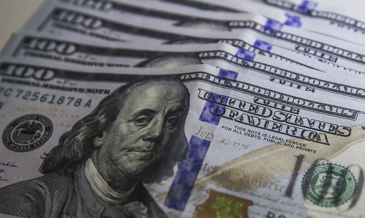 Dólar cai para R$ 5,31 com negociações para desidratar PEC
