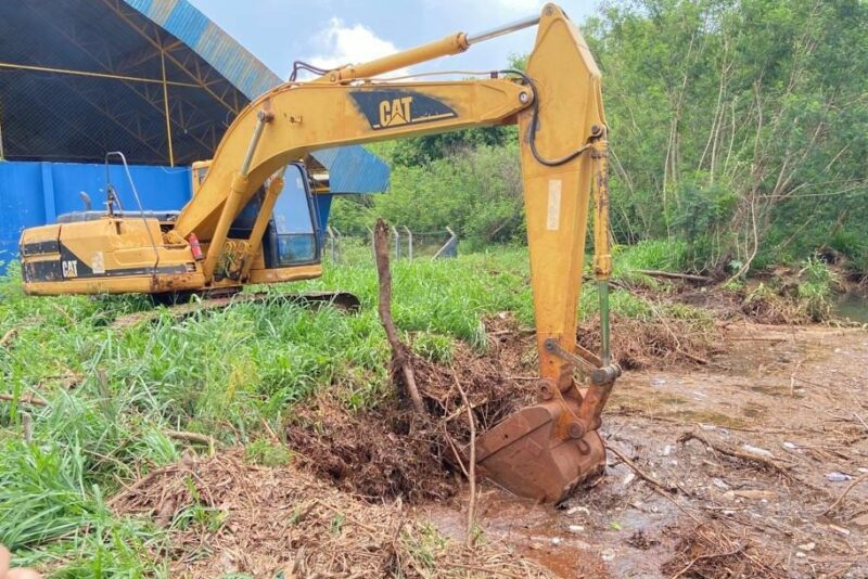 Prefeitura faz limpeza do Córrego Rego D’Água na região do Cachoeirinha