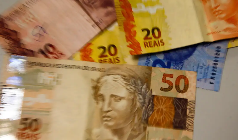 Lula assina decreto que reajusta salário mínimo para R$ 1.412