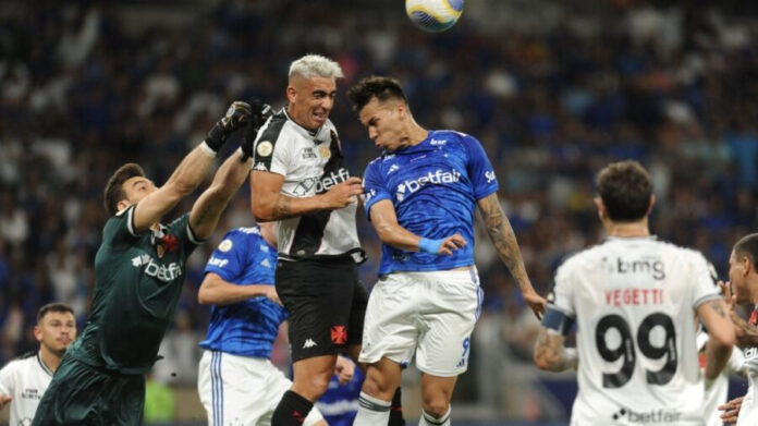 Cruzeiro e Vasco empatam em jogo movimentado e com expulsão no Brasileirão