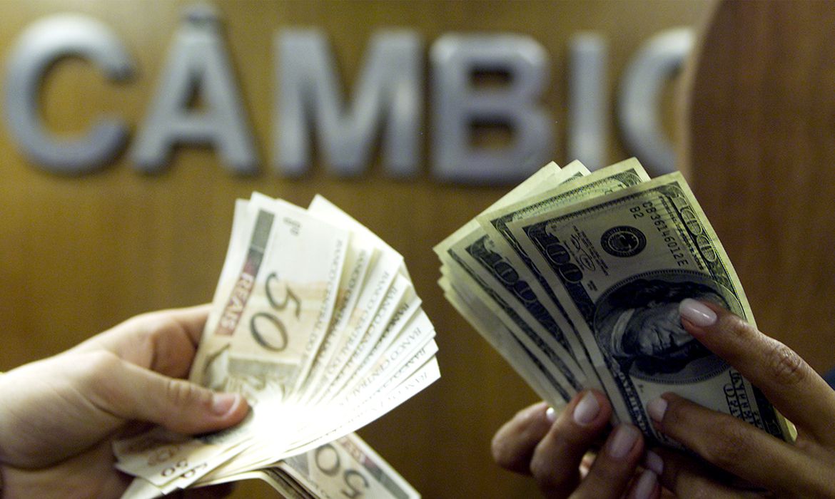 Dólar cai para R$ 5,20 e fecha no menor valor do ano
