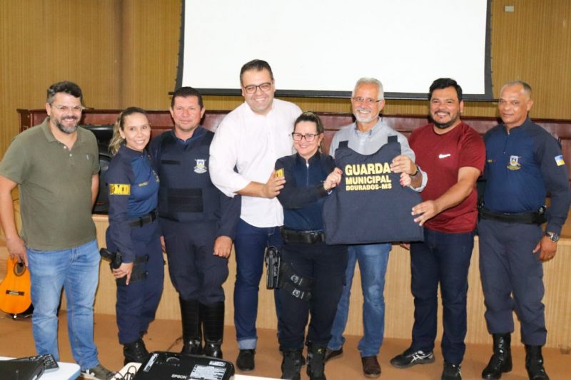 Prefeito Alan entrega 142 coletes balísticos para a GMD