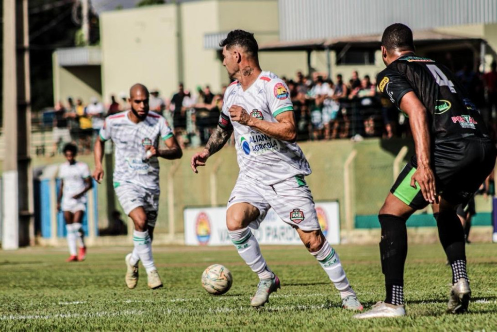 Caio Vidal marca 3, Bataguassu vence CRA e assume liderança da Série B Estadual