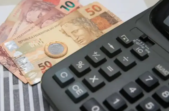 Quando juros devem começar a cair? Economistas projetam cortes a partir de 2026