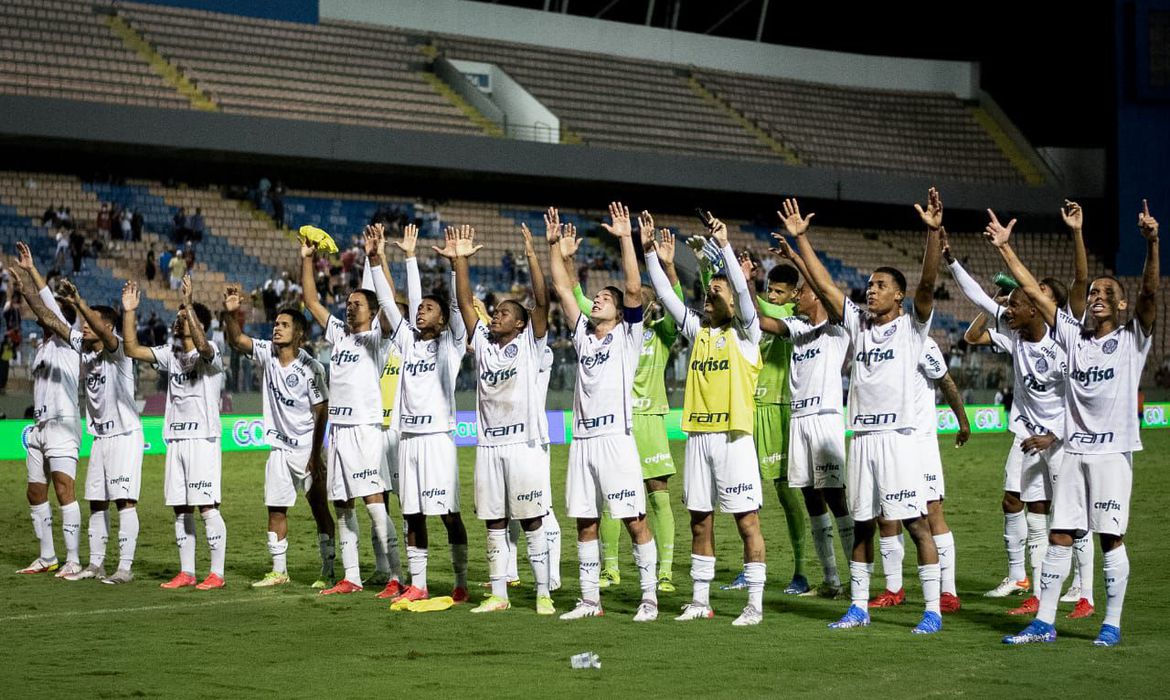 Com golaço de Endrick, Palmeiras avança à semifinal da Copa São Paulo