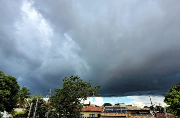 Segunda-feira chega com previsão de chuva e tempestades
