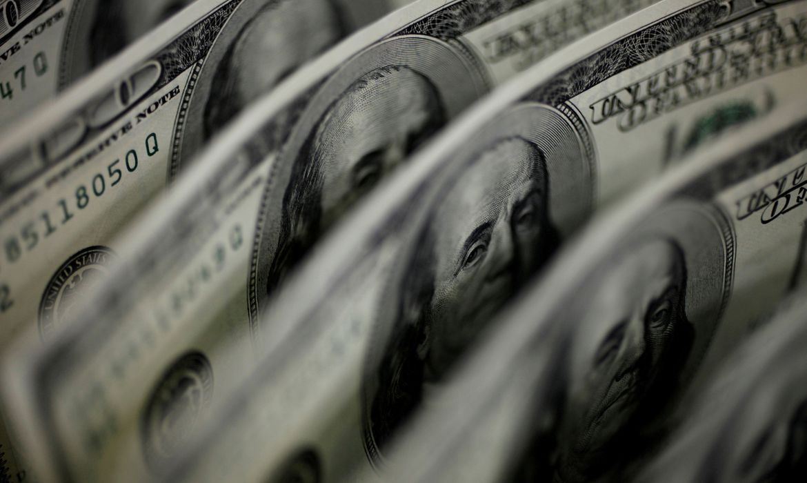 Dólar cai pela sétima vez seguida e fecha a R$ 4,83