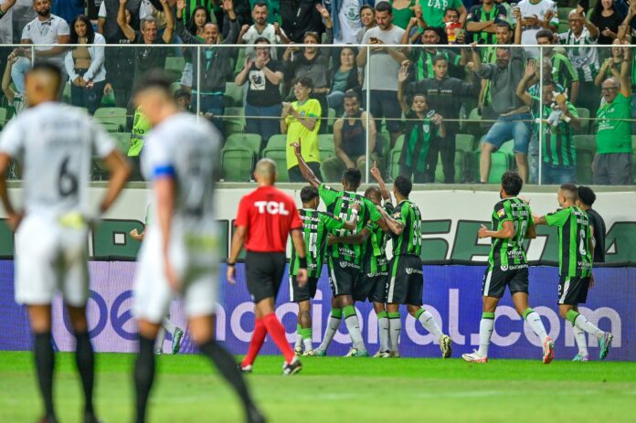 Santos perde para o América-MG em jogo marcado por gol polêmico em lesão