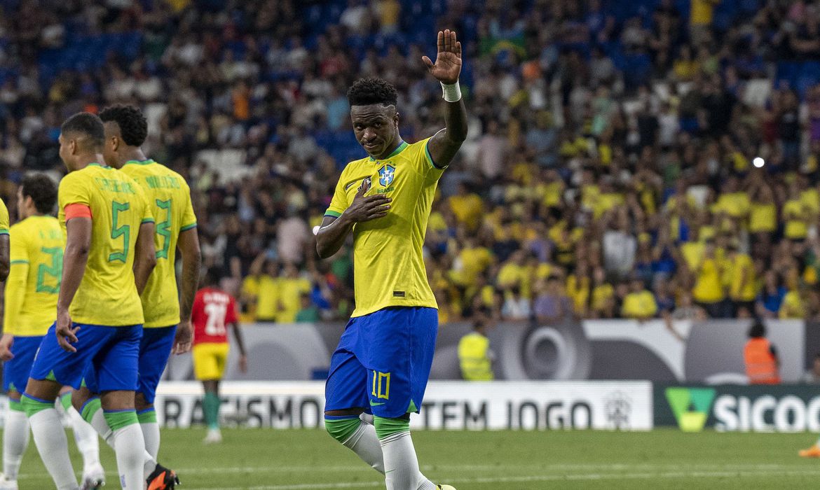 Vini Jr. fecha goleada de 4 a 1 contra Guiné em jogo contra o racismo