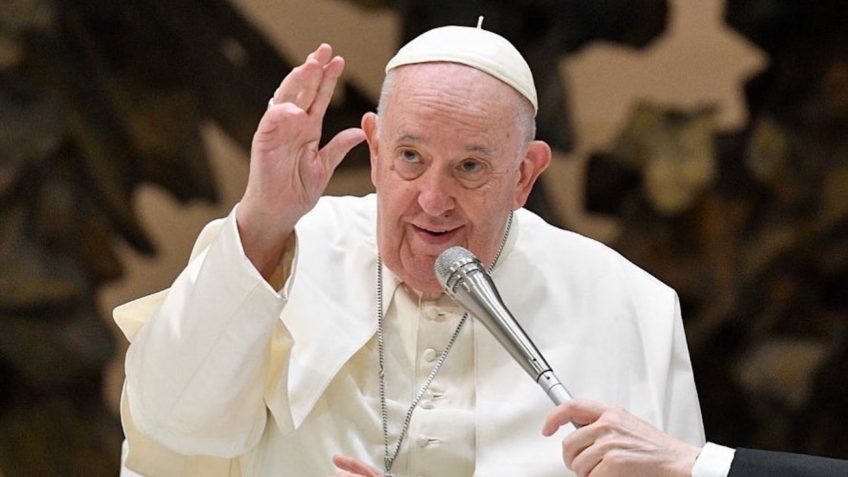 Papa Francisco melhora e não precisa mais de ventilação mecânica, diz Vaticano