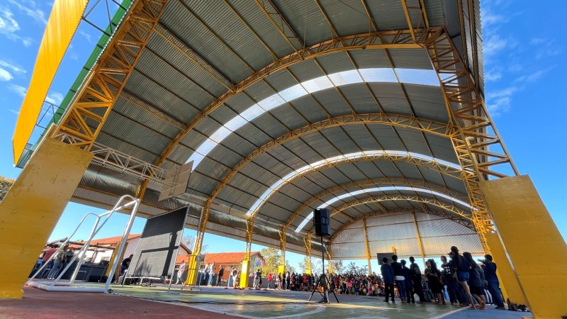Prefeitura entrega cobertura da quadra na EM Agustinho, na Aldeia Bororó