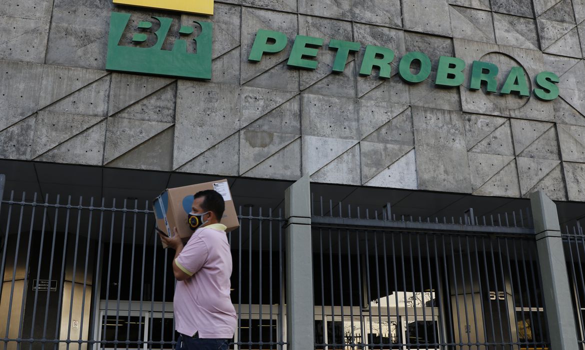 Petrobras reduz preço da gasolina de aviação