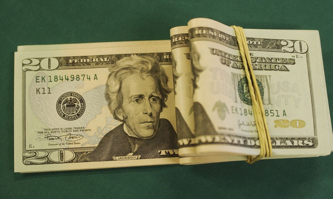 Dólar sobe para R$ 5,18 e fecha no maior valor em quatro meses