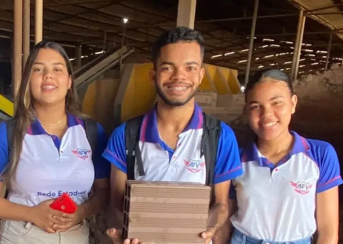 Estudantes criam tijolos sustentáveis com fibra de coco e buscam apoio do governo federal para construir casas