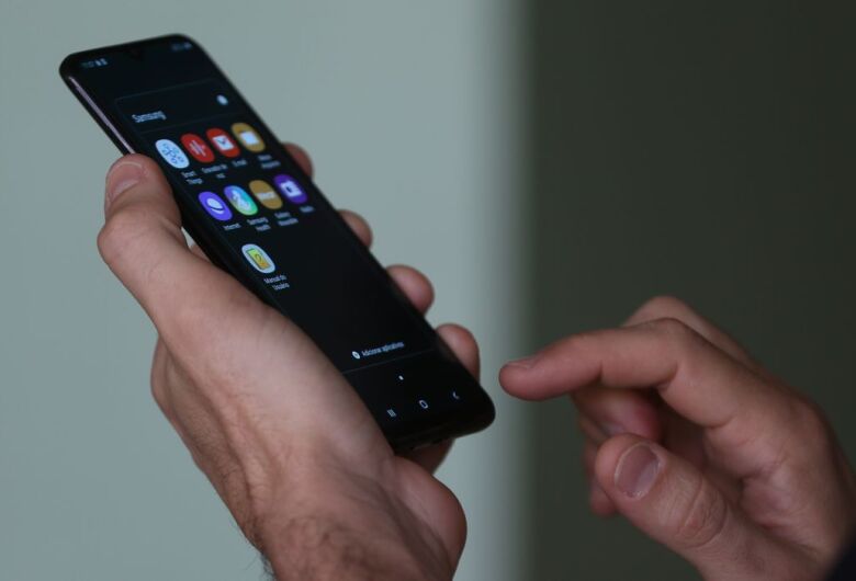 Proposta prevê regras de segurança para aplicativo de banco no celular