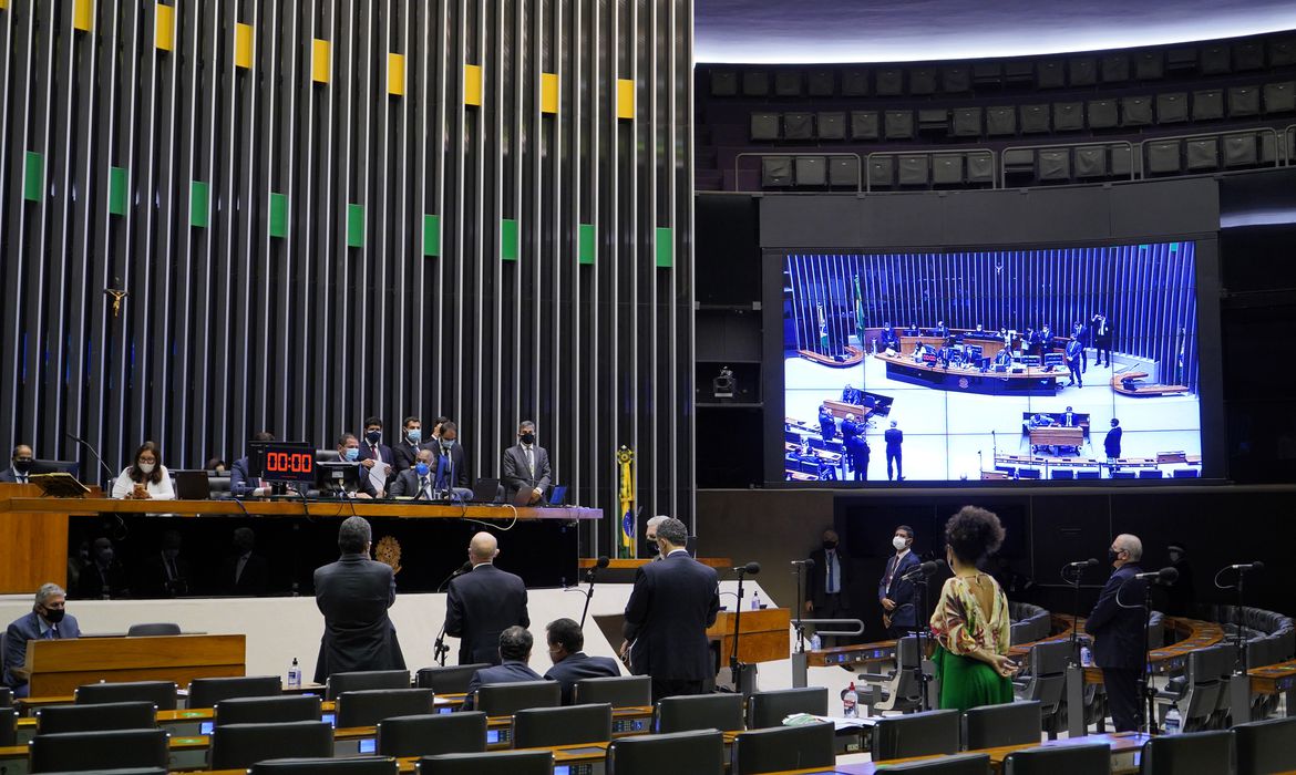 Auxílio Brasil: Câmara aprova MP com piso permanente de R$ 400