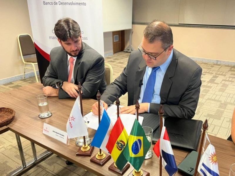 Alan Guedes assina contrato com Fonplata para investimentos de R$ 270 milhões em Dourados