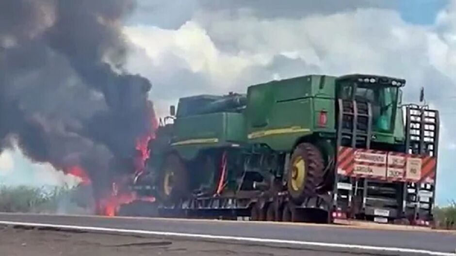 MS: carreta que transportava colheitadeiras pega fogo e deixa ferido