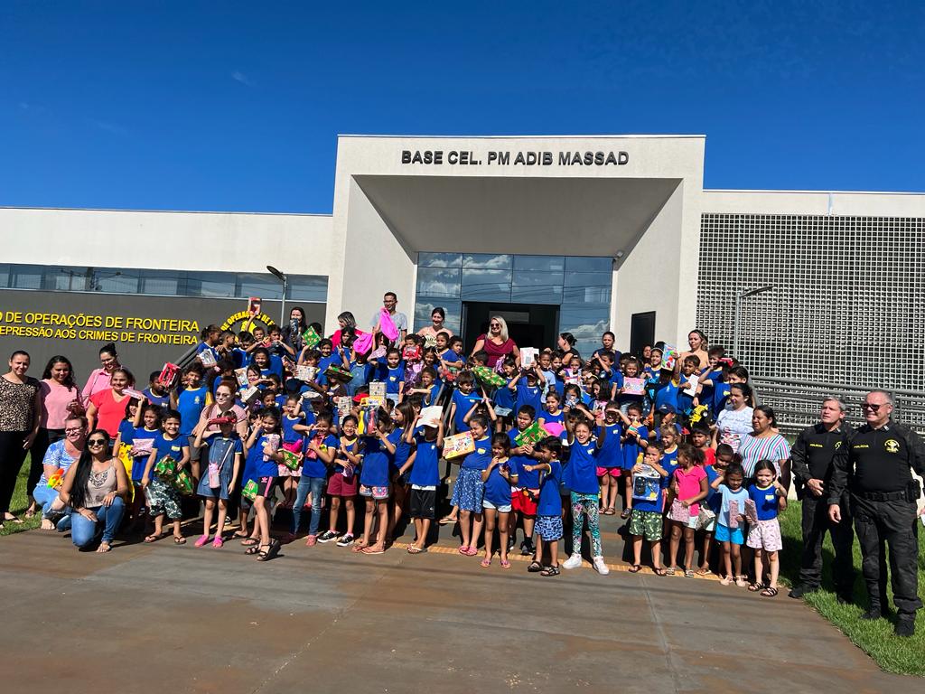 Alunos da Reme fazem visita à sede do DOF e ganham brinquedos