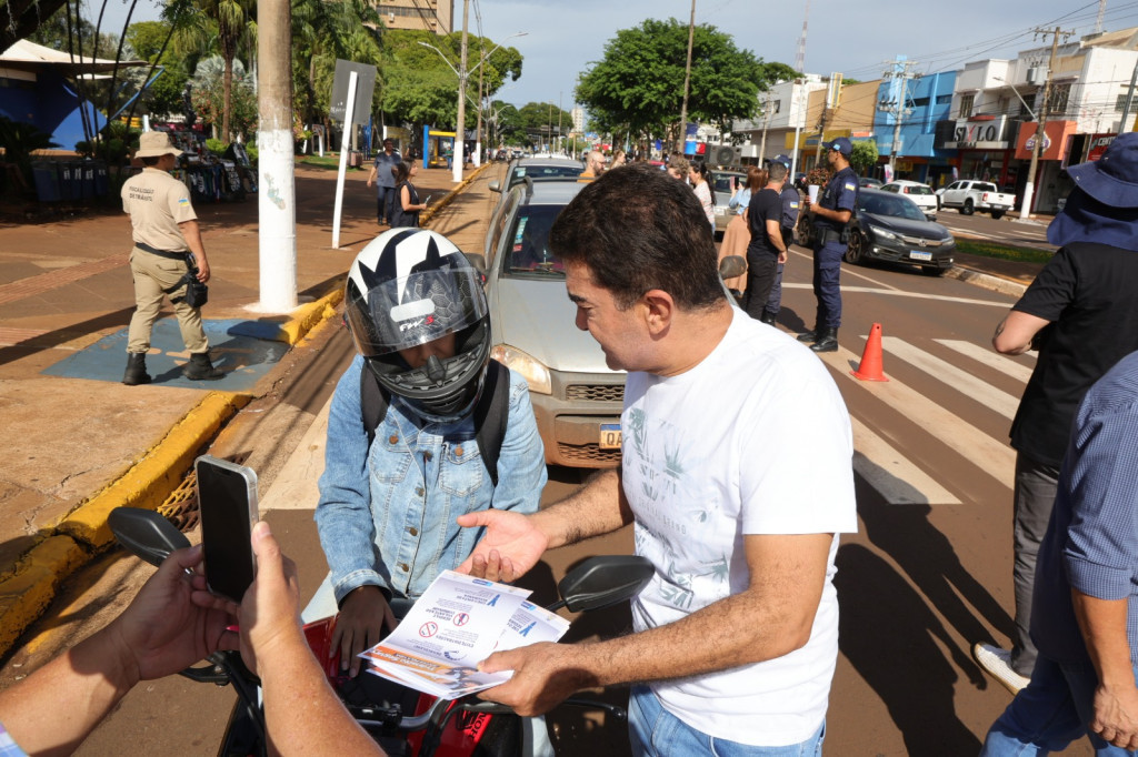 Prefeito vai para a rua e reforça ações para reduzir acidentes e mortes no trânsito