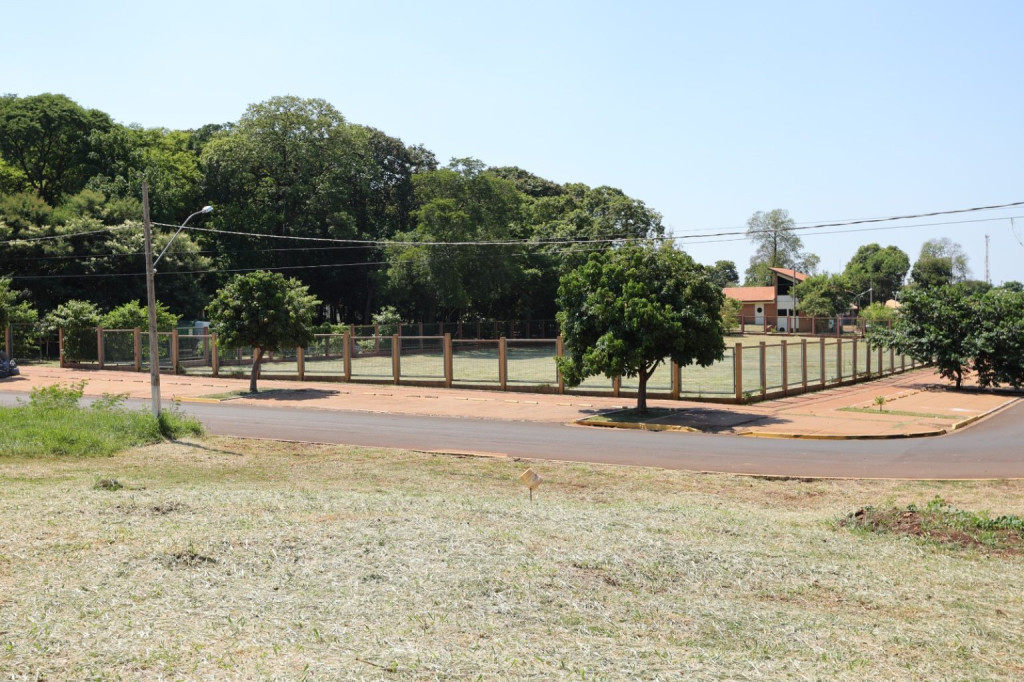 Prefeitura faz limpeza da área interna e externa da Feira Municipal