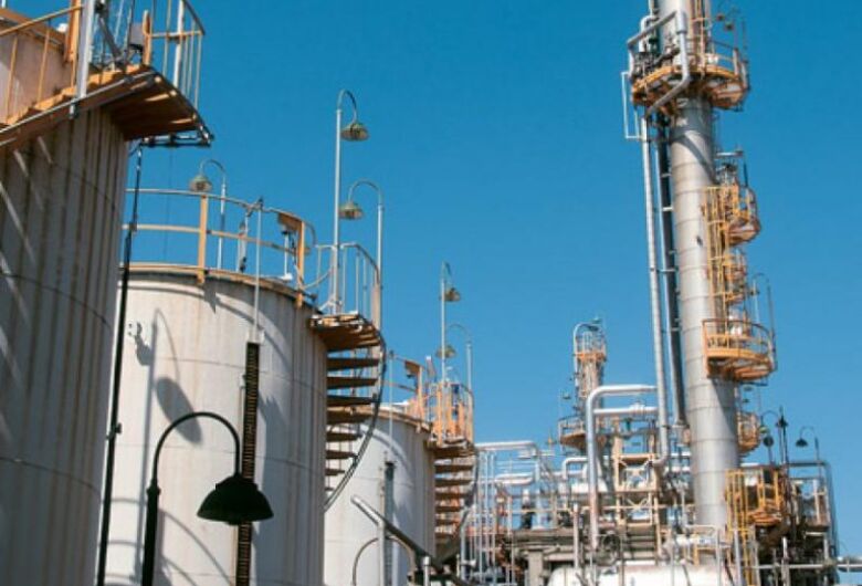 Bolsonaro veta prorrogação de incentivos fiscais à indústria petroquímica
