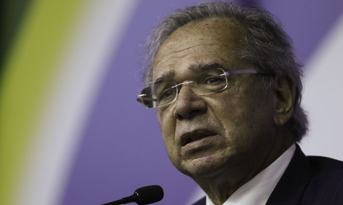 Conta de luz cairá 18% sem pôr empresas em risco, diz ministro