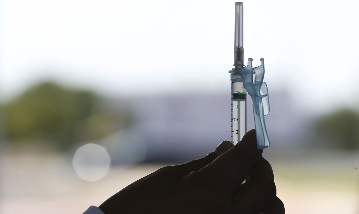 Fiocruz mostra importância da dose de reforço para combater covid-19