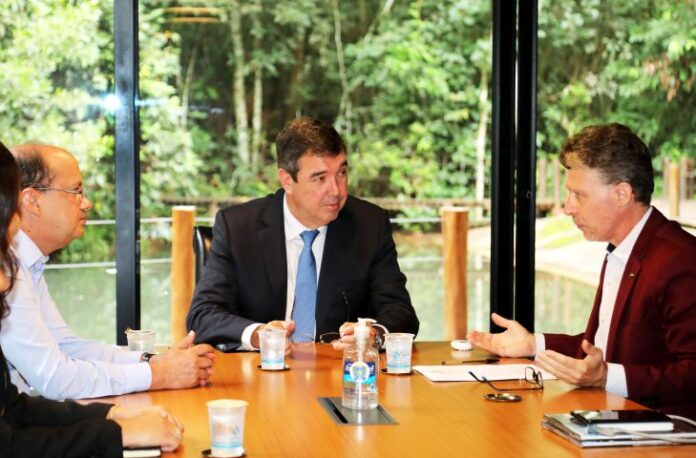 Governador Eduardo Riedel abre diálogo para parcerias em diferentes setores com a UFGD