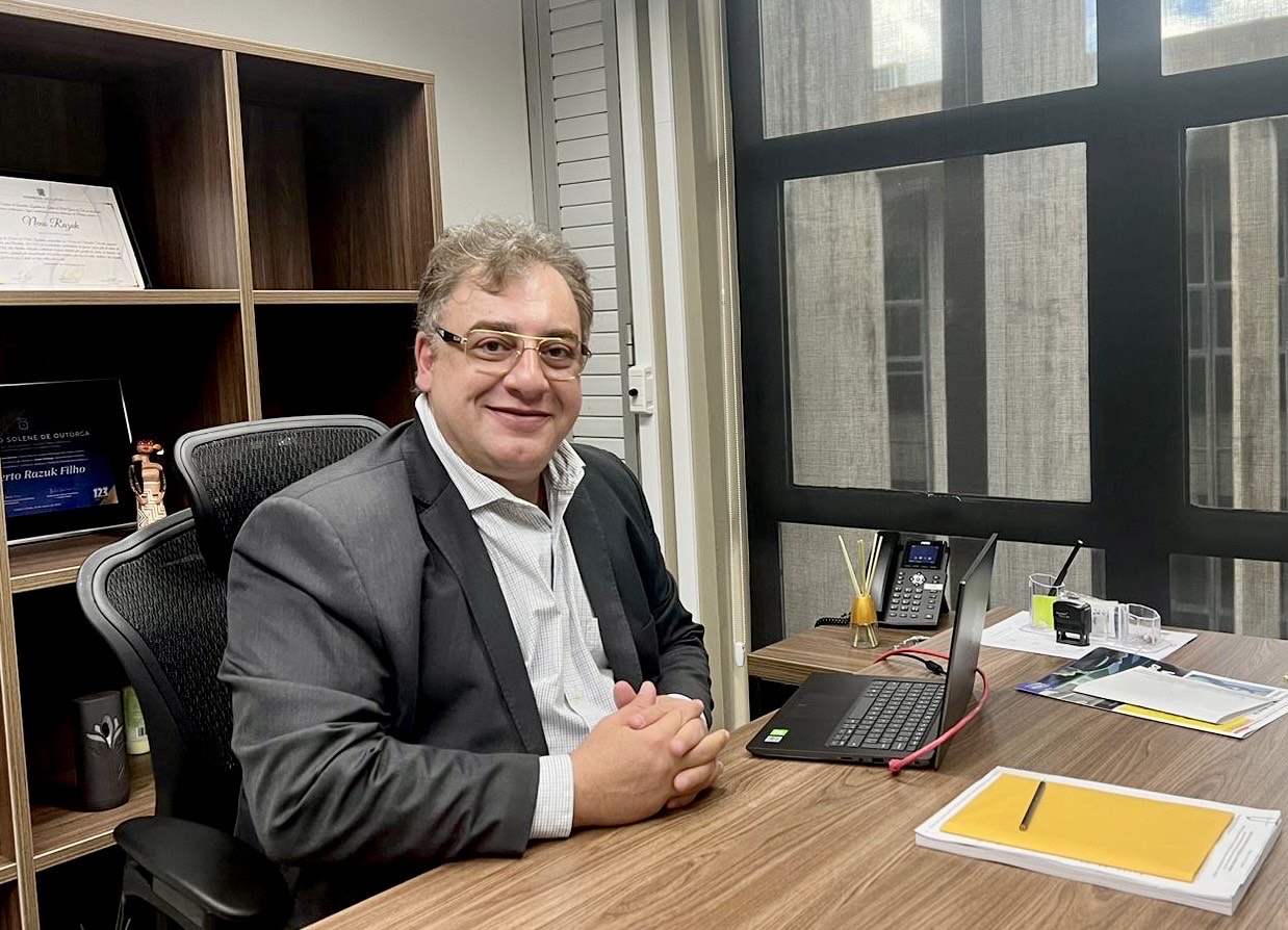Acessibilidade: Neno Razuk solicita estudo para criação de cargo de professor tradutor e intérprete de Libras para escolas e eventos educacionais