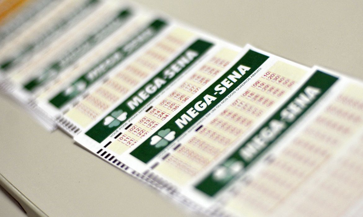 Mega-Sena acumula e pode pagar prêmio de R$ 12 milhões na quarta-feira