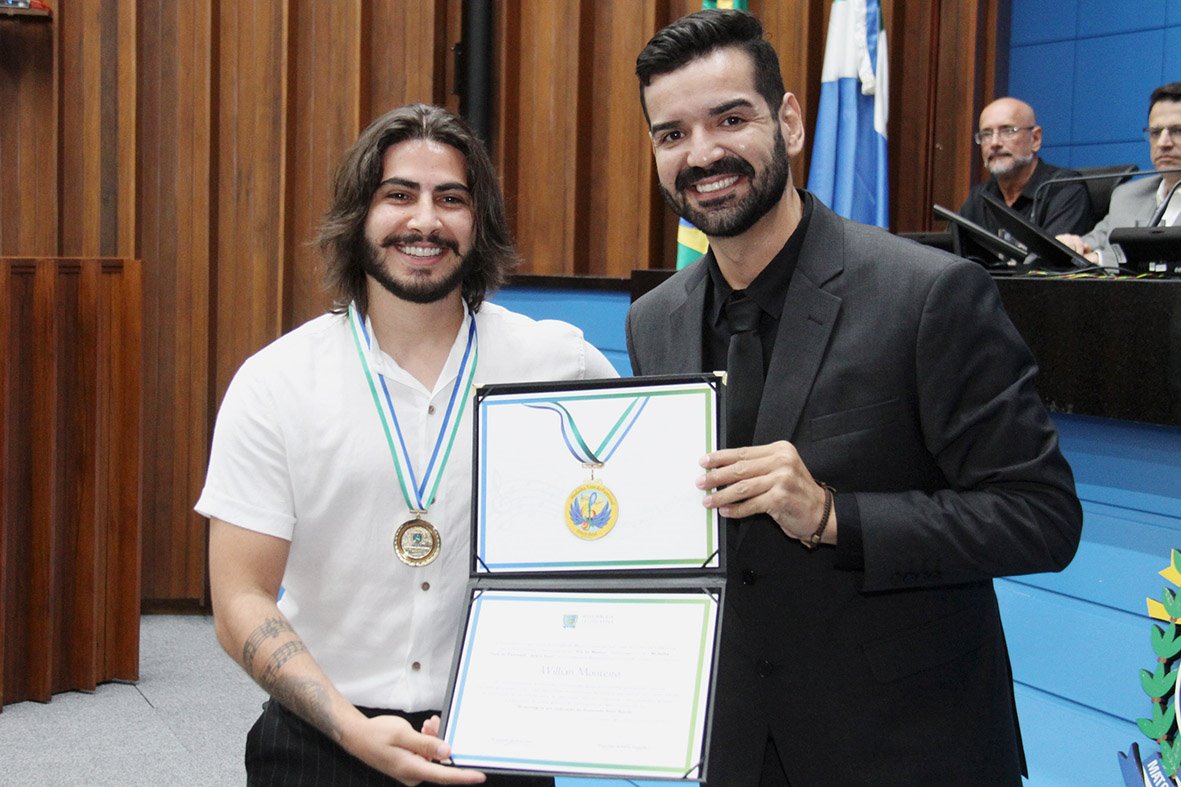 Em noite de música e alegria, cantor de Dourados e dupla jovem da capital são homenageados por Neno Razuk